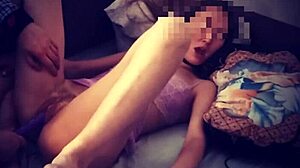 Una amateur rusa con tetas pequeñas disfruta de la masturbación y la doble penetración