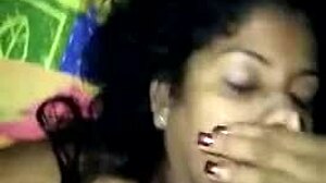 Amatorska brunetka zostaje zdominowana przez duży czarny członek na Sri Lance
