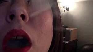 इस HD वीडियो में धूम्रपान करने वाले गुलाम होने के रोमांच का अनुभव करें