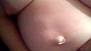 A barriga grávida de Tina é coberta de porra
