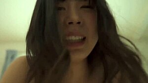 La chica japonesa tiene la cara cubierta de semen después de montar