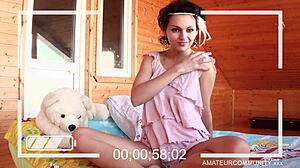 Une hippie poilue et mignonne taquine sur webcam