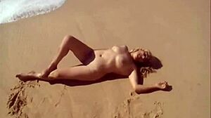 Nudista strandlány meztelenül és meztelenül