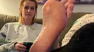 Sexet gamerpige får sine fødder masseret og tilbedt af en moden kvinde