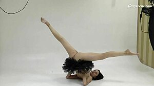 Video HD Galina Markovas meregangkan akrobatik