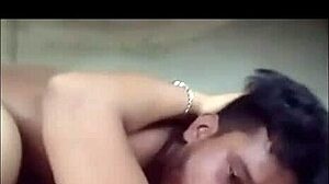 Une sexy dame indienne et son amant dans une vidéo d'amour passionné