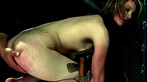 Fetischvideo met een onderdanige slaaf in bondage en gespanking