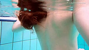 Tieners in bikini's genieten van wat plezier bij het zwembad
