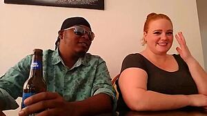 Trio interrazziale con Julie Ginger in un video porno HD