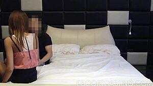 Casting de uma adolescente magrinha para uma entrevista em um quarto de hotel
