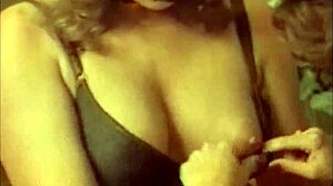 Hængende bryster og trimmet fisse i en retro sexvideo