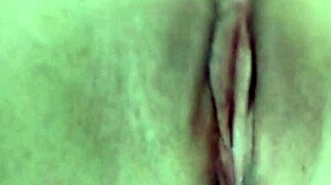 Urocza młoda dziewczyna z wąskimi dziurkami cieszy się masturbacją i tryskaniem