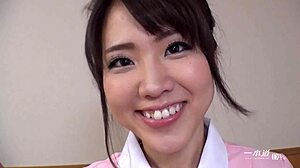 Asiatka Sakura si užívá holý orální sex a creampie se svou milenkou Miniskou