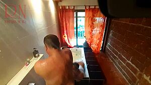 Voyeur fanger kinky husmor som masturberer og barberer seg i badekaret