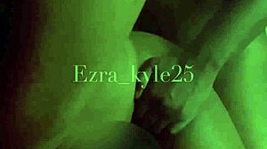 La culturista Ezra Kyle es follada por el culo por un femboy sumiso en el baño