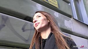 Nemški skavt in ukrajinska MILF Julia se udeležita uličnega kastinga in grobega seksa