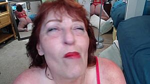 Amerikanske rødhårede Dawnskye viser sin smukke ansigt og kurvede krop frem