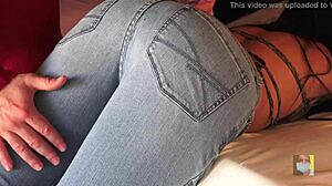 Sexy zadeček tápe s předkožkou na těsné džíně