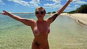 Cassiana Costa je tetovirana in pofukana s strani ribiča na plaži