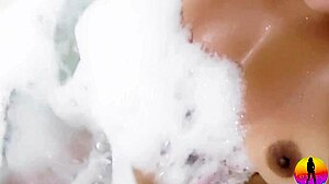 Jururawat Latina yang sensual menikmati mandi gelembung dengan punggung besar