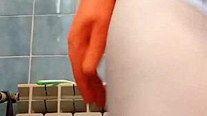 Noiva em meias brancas fica suja no banheiro