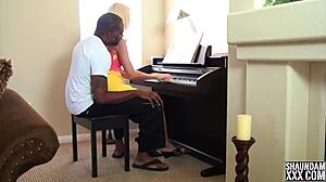 अमेचुर कपल पियानो लेसन के दौरान नॉटी हो जाता है।