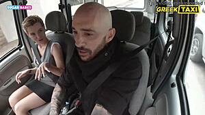 रूसी बेब एक नकली टैक्सी में ब्लोजॉब देती है।